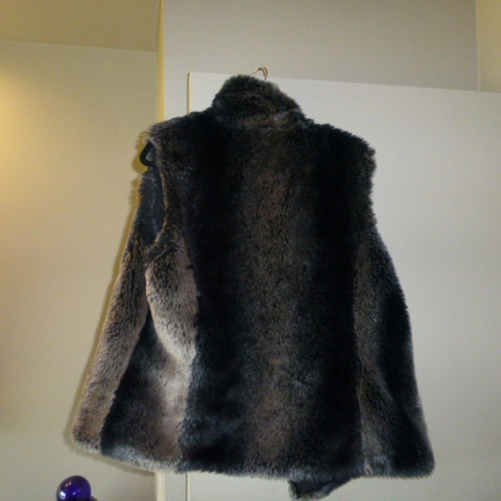 VEST (FURRY) - Picture 4 of 4